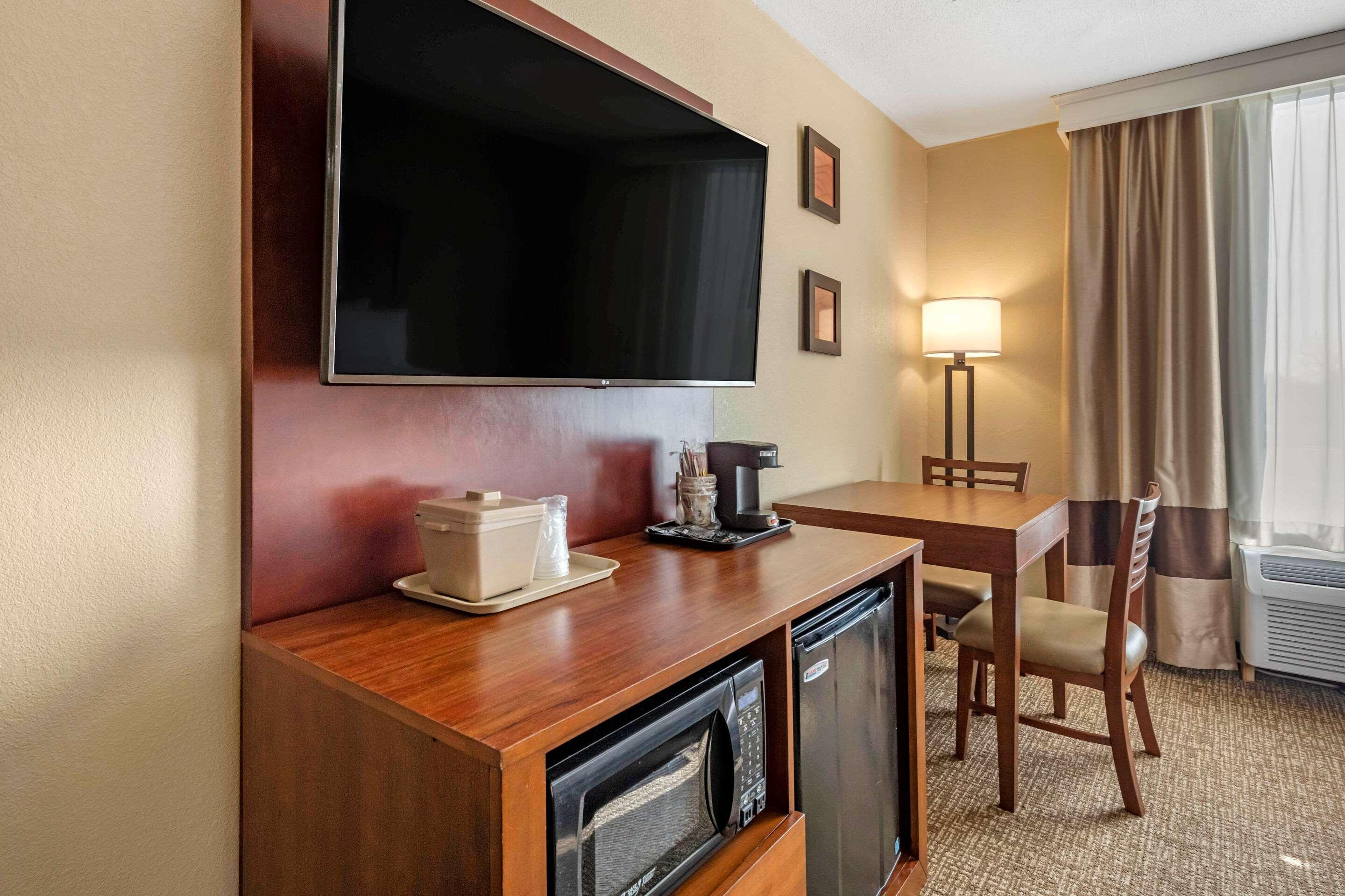 Comfort Inn & Suites Triadelphia Экстерьер фото