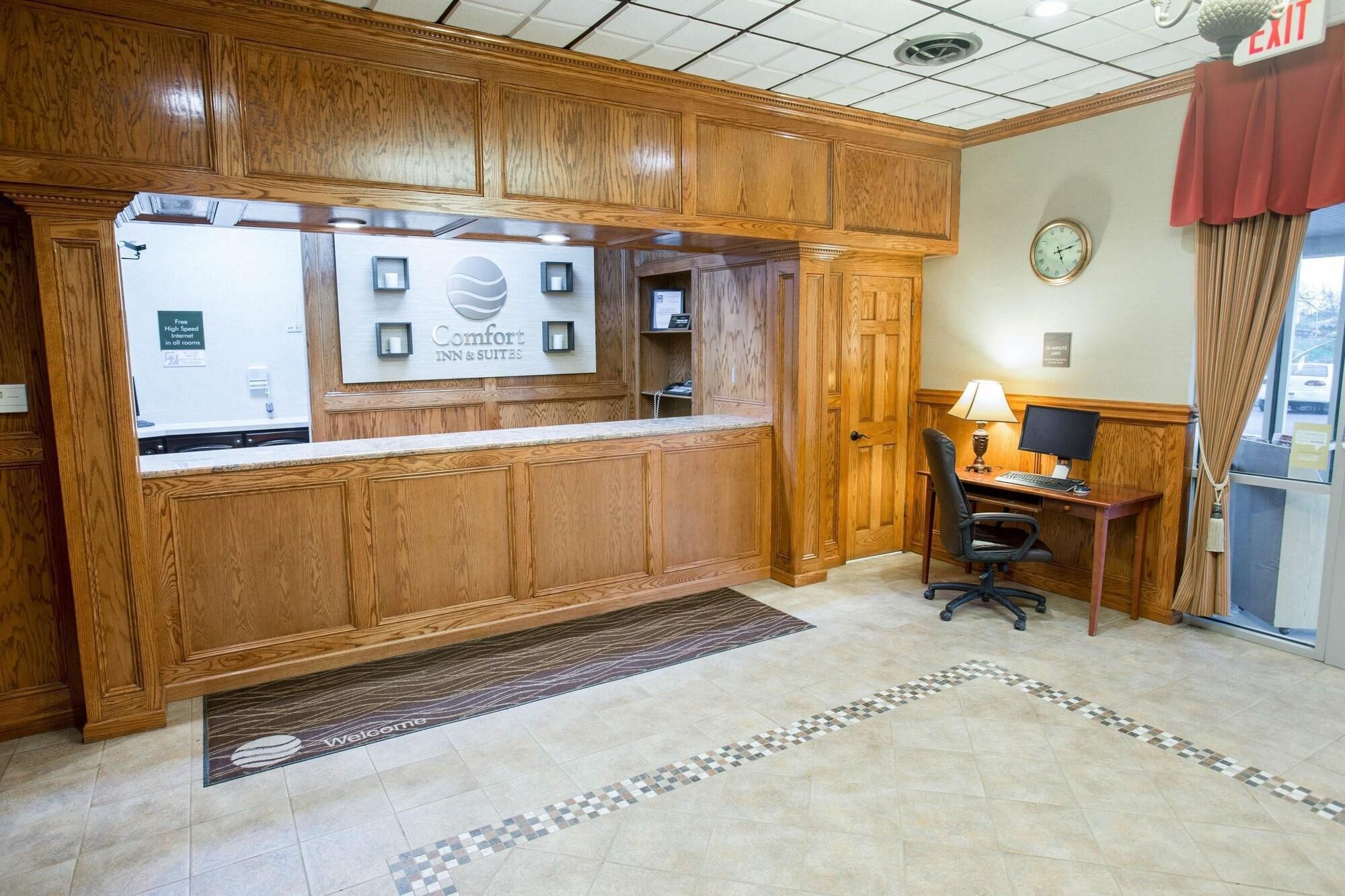 Comfort Inn & Suites Triadelphia Экстерьер фото