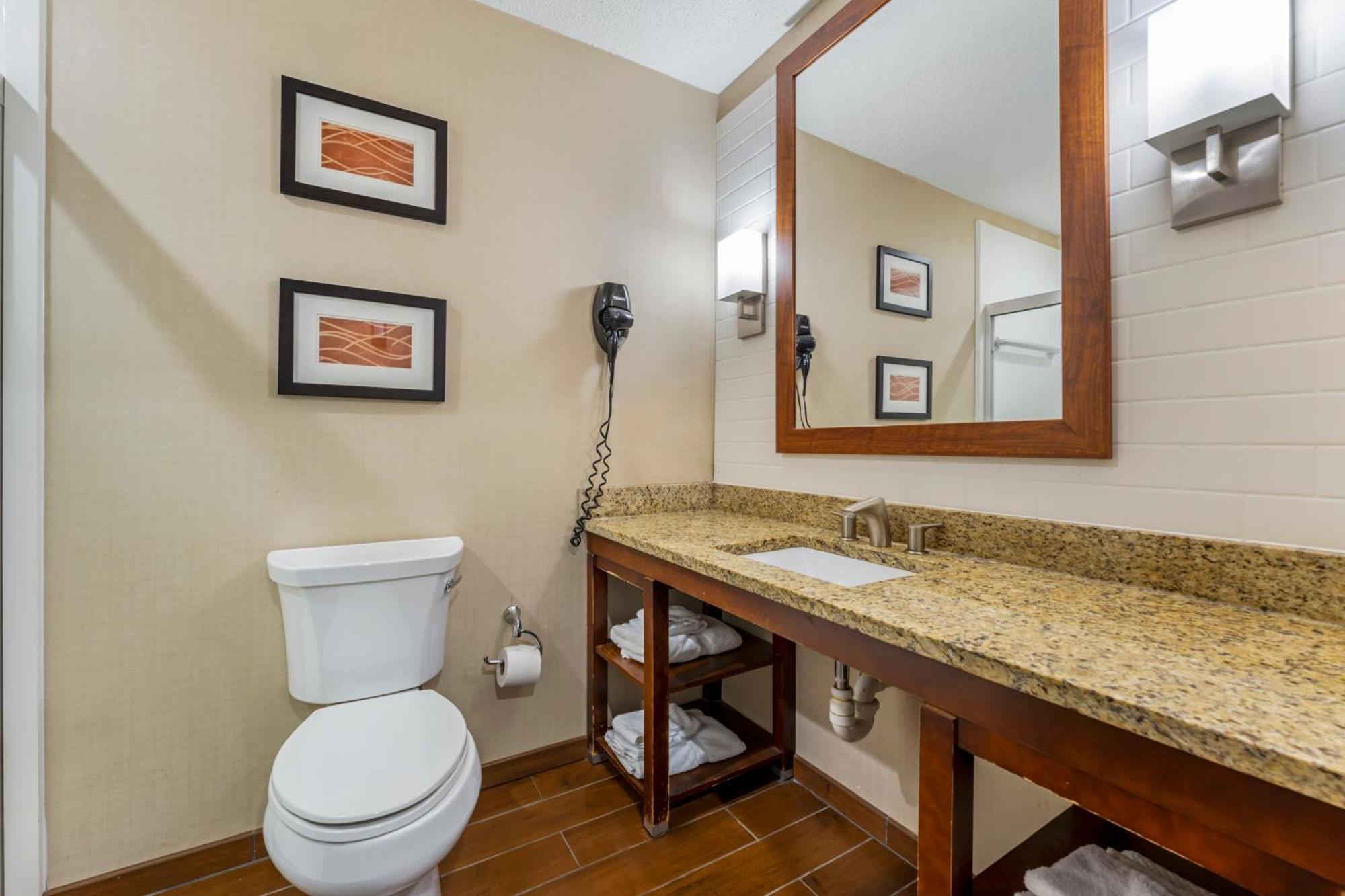 Comfort Inn & Suites Triadelphia Экстерьер фото