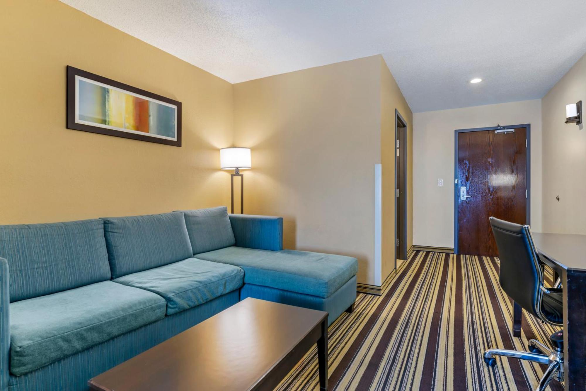 Comfort Inn & Suites Triadelphia Экстерьер фото
