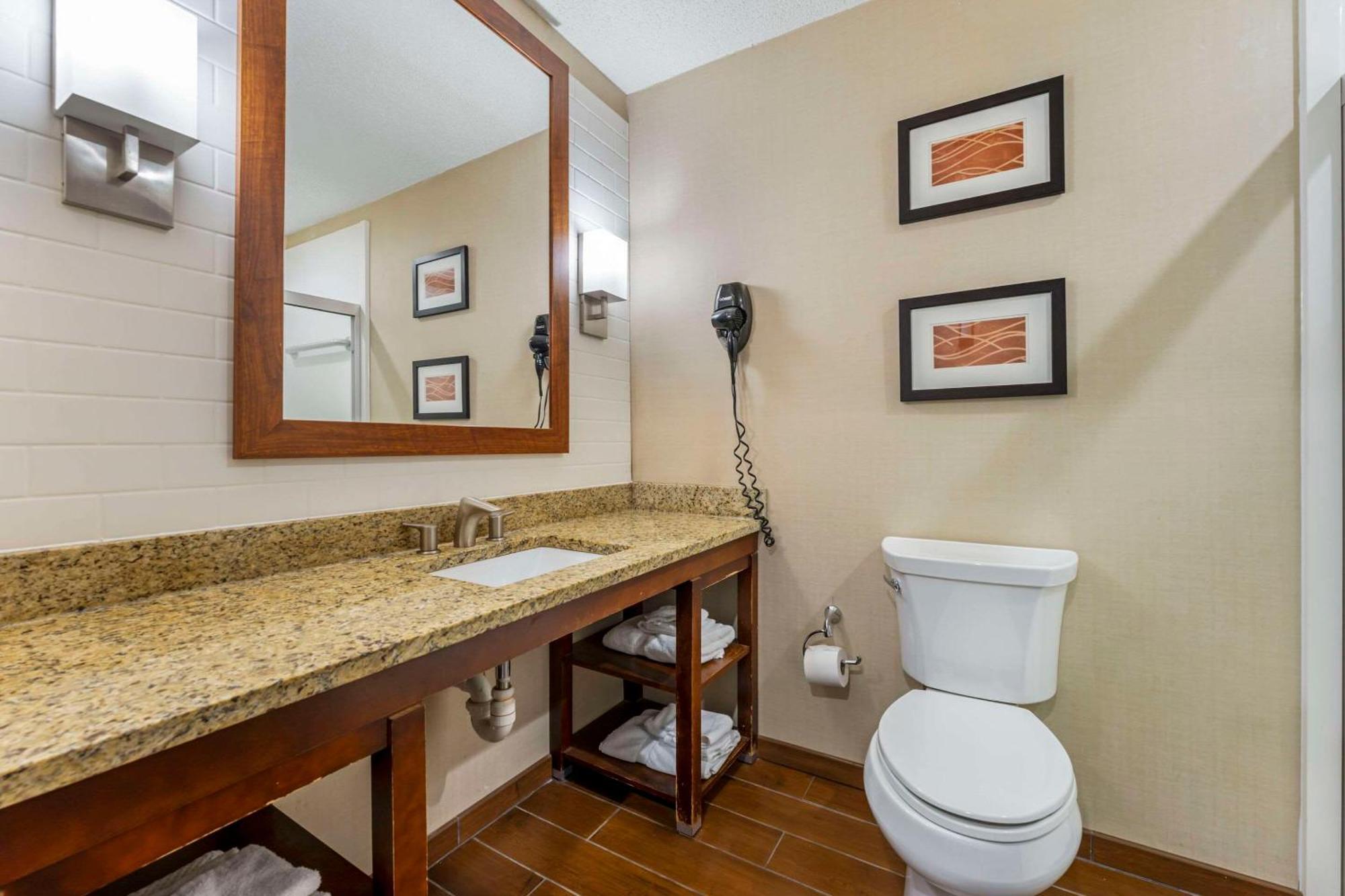 Comfort Inn & Suites Triadelphia Экстерьер фото