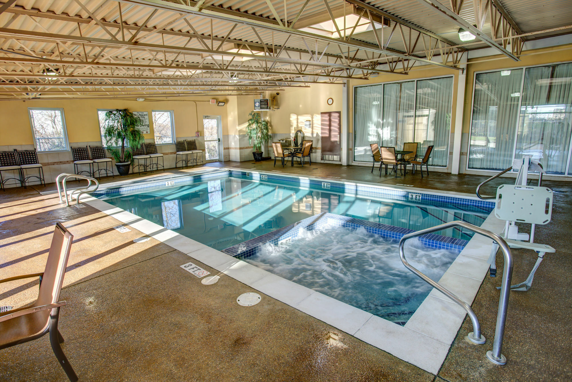 Comfort Inn & Suites Triadelphia Экстерьер фото